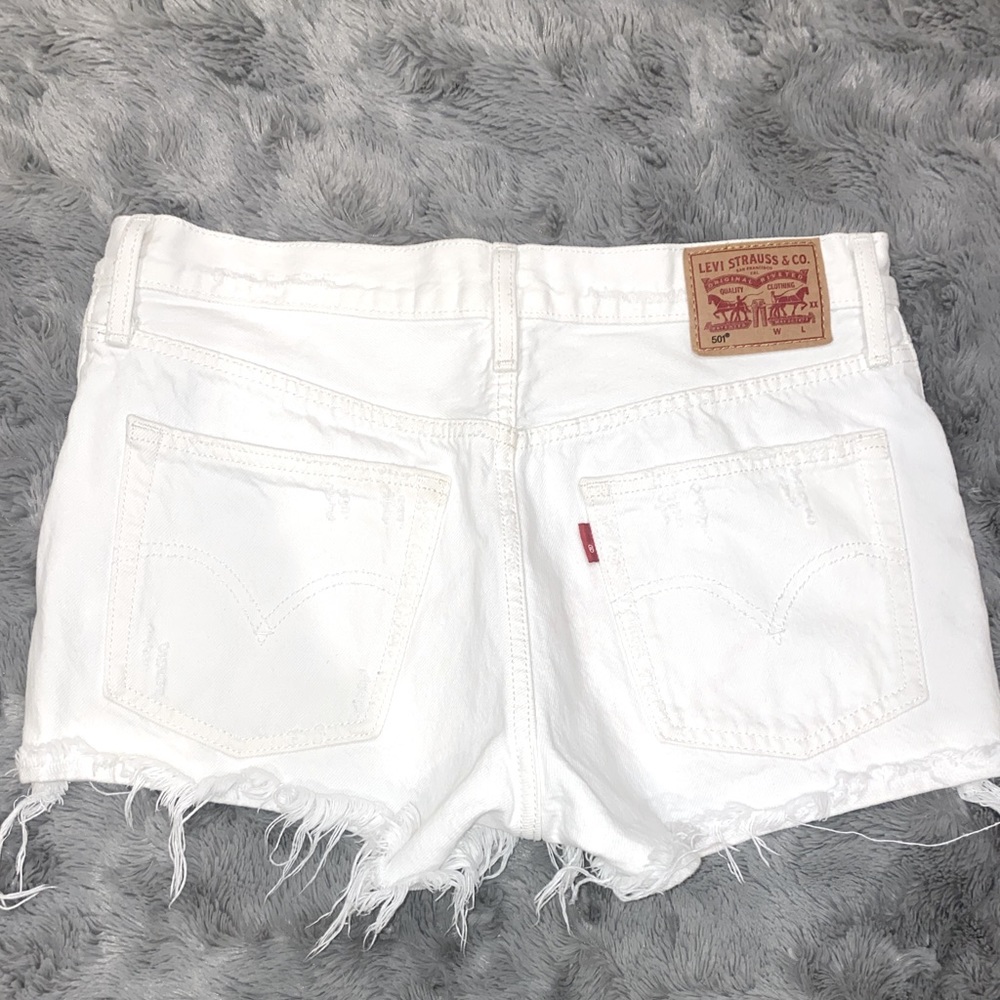 White high waisted Levi’s jean shorts